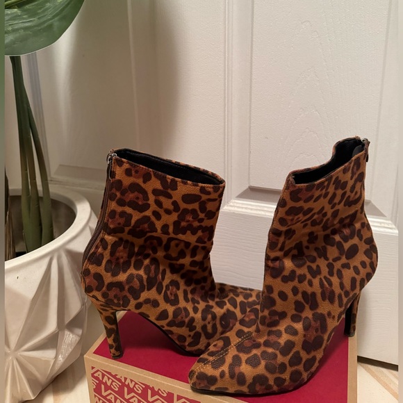 Allover Leopard Stiletto Classic Boots Size 8 - Picture 2 of 2